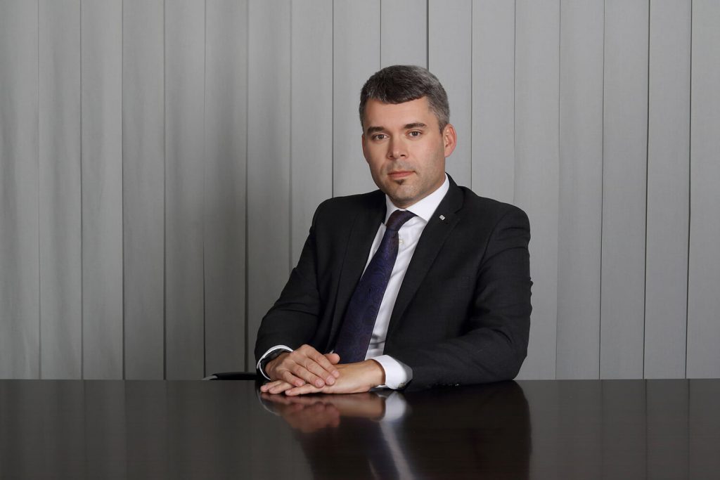 fotografie muže sedícího u stolku