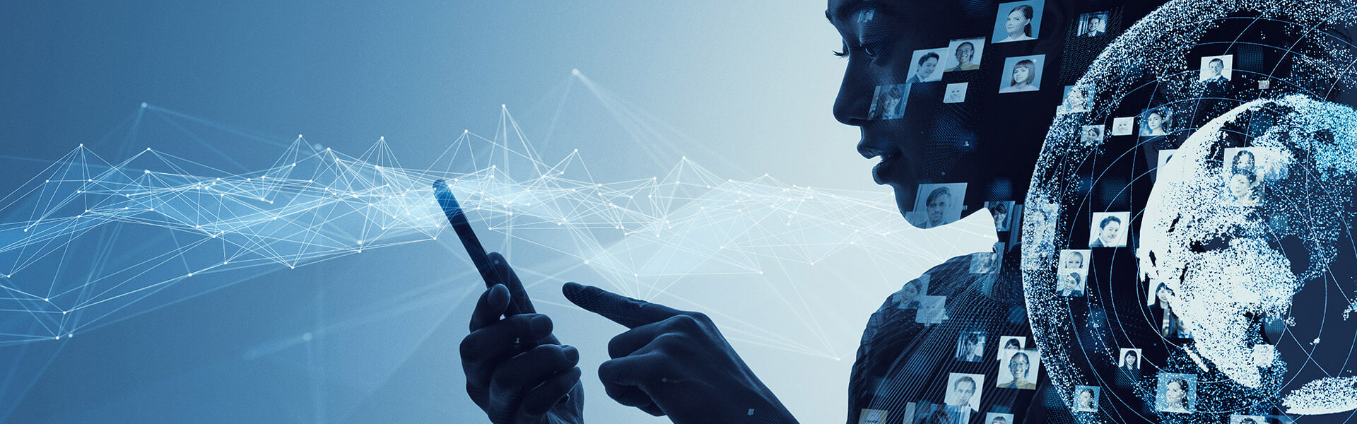 dívka na modrém pozadí ukazující ma mobilní telefon