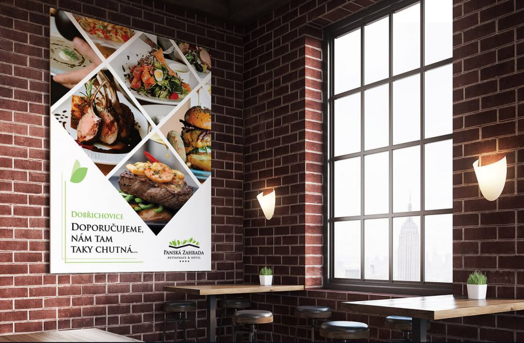 plakát uvnitř interiéru upozorňující na restauraci