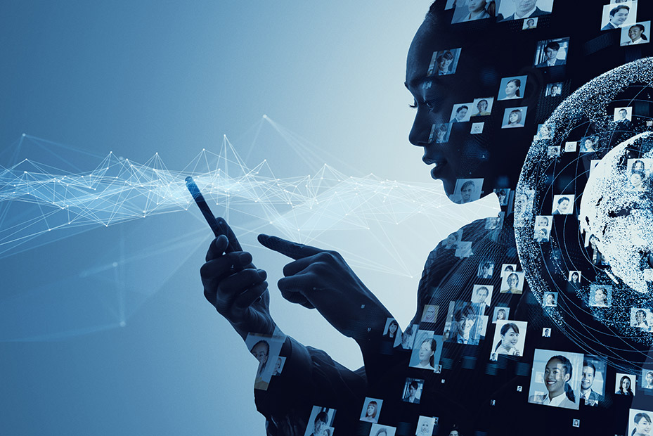 dívka na modrém pozadí ukazující ma mobilní telefon